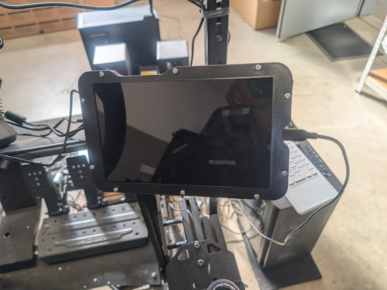 Tablet pro žáka na držáku u volantu