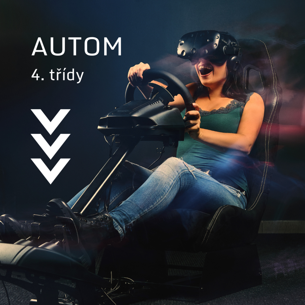 Žena ve VR řidičském trenažéru pro autoškoly – realistická simulace řízení.