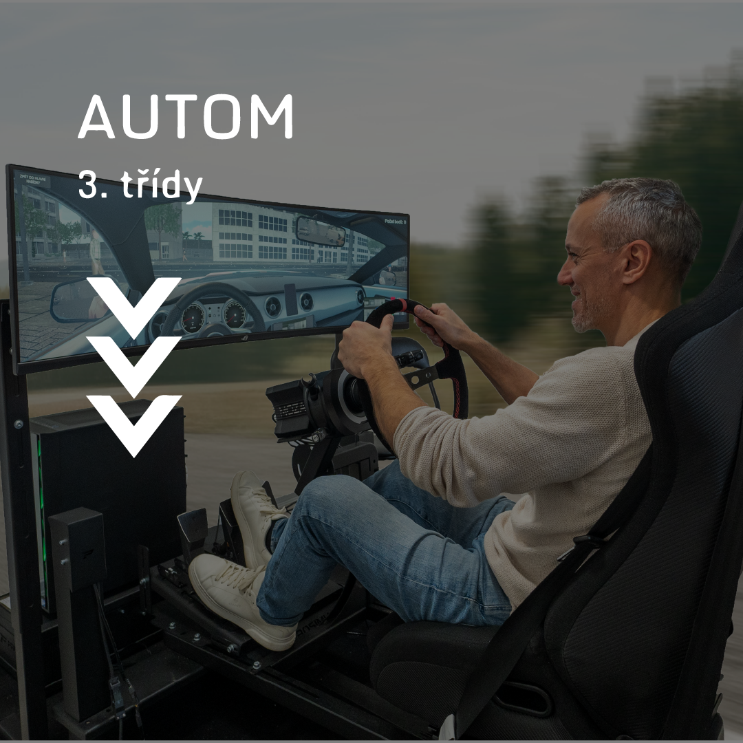 Řidičský trenažér 3. třídy s realistickou simulací na obrazovce.